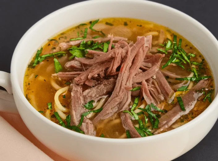Kalbfleischsuppe mit Nudeln – klassische Balkan-Suppe - Rezept