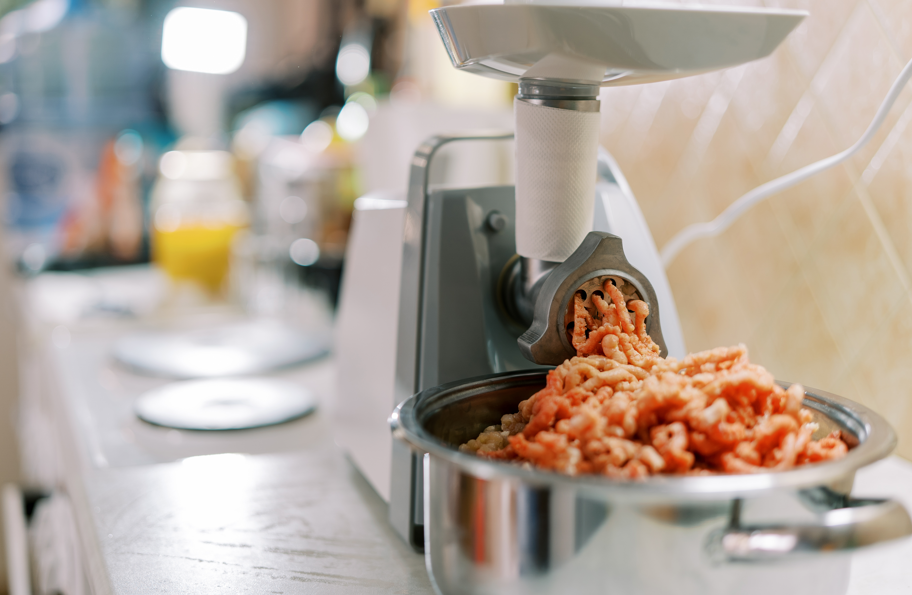 Elektrischer Fleischwolf in der Kuche