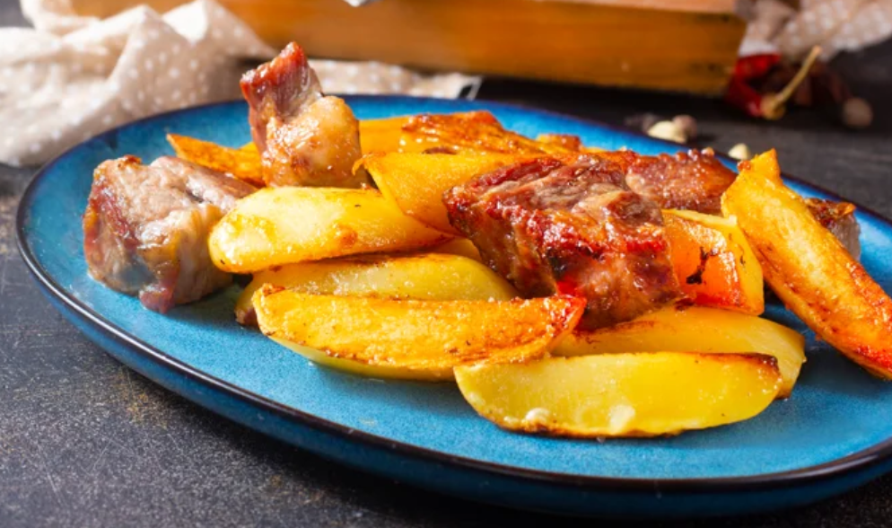 Gebackenes Kalbfleisch mit Bäcker-Kartoffeln – klassisches Balkangericht - Rezept