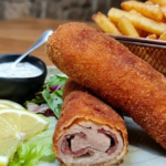 Aufgeschnittene Karađorđeva Šnicla aus Kalbfleisch mit cremiger Kajmakfüllung und goldbrauner Panade