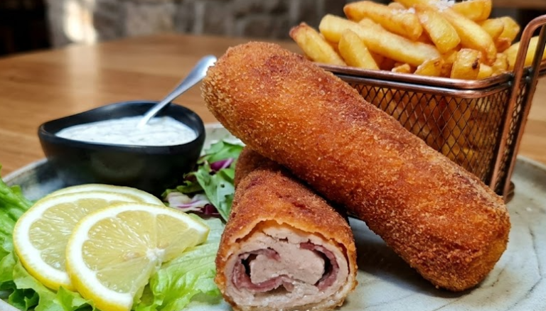 Aufgeschnittene Karađorđeva Šnicla aus Kalbfleisch mit cremiger Kajmakfüllung und goldbrauner Panade