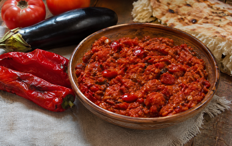 Stückiger Pinđur aus gerösteten roten Paprika, Tomaten und Aubergine