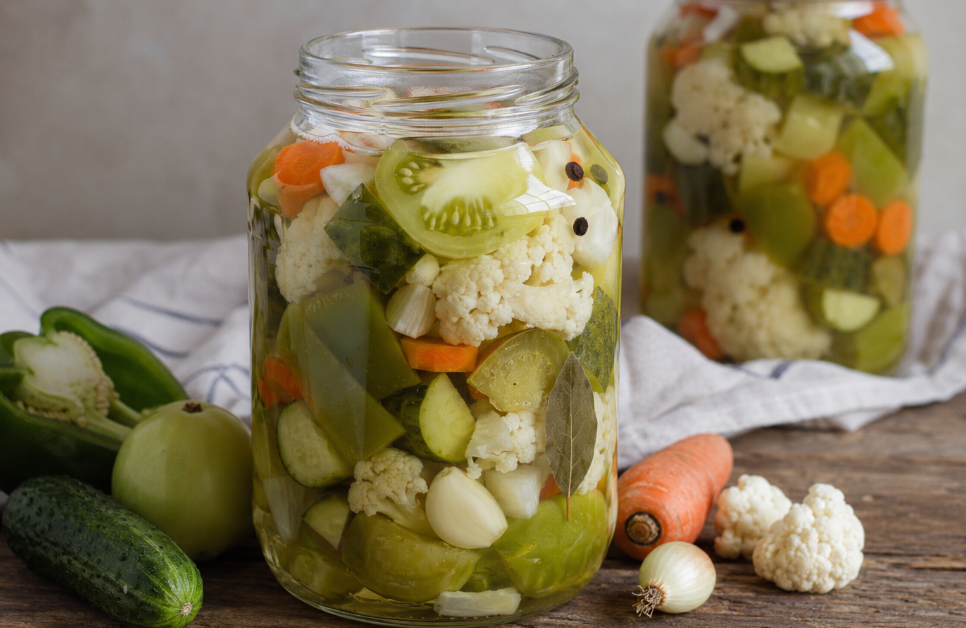 Turšija mit Gurken, Paprika, grünen Tomaten und Blumenkohl
